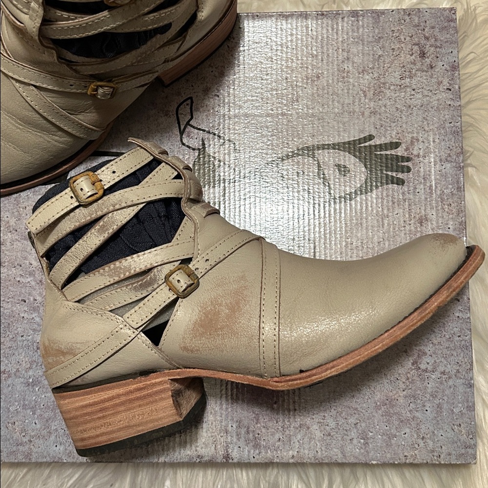 Freebird Stair - Ice Ankle Boots - Picture 3 of 11